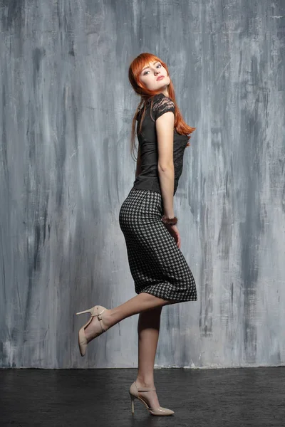 Ung trevlig rödhårig dam poserar i studio — Stockfoto