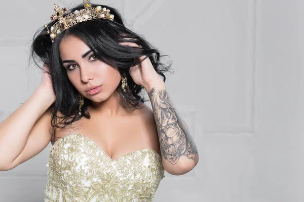 Portret Van Een Mooie Brunette Met Een Tatoeage Haar Arm — Stockfoto