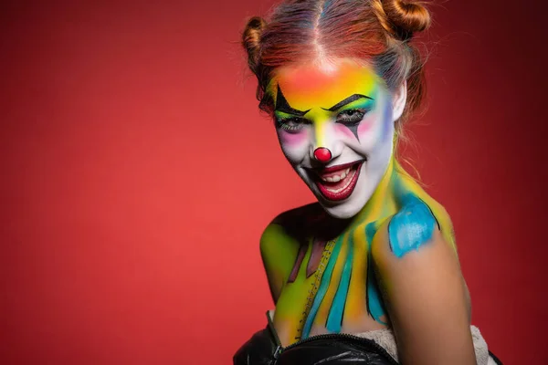 Schöne junge Dame mit einem Clown beim Kinderschminken — Stockfoto