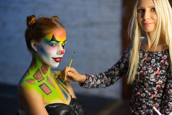 Makeup artis puts a aqua makeup on a alluring lady — Stock Photo, Image