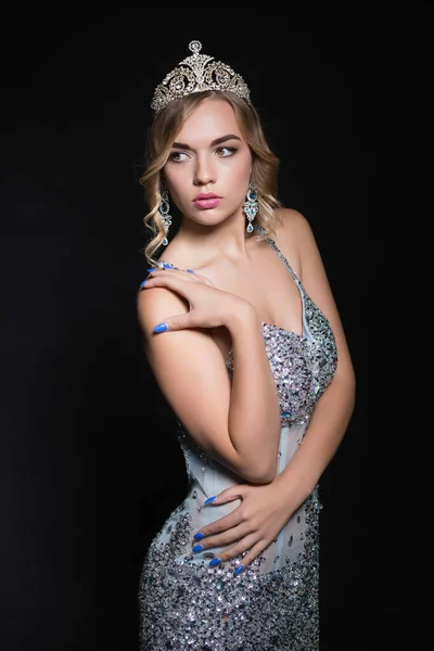 Retrato de una mujer adorable posando en un estudio —  Fotos de Stock