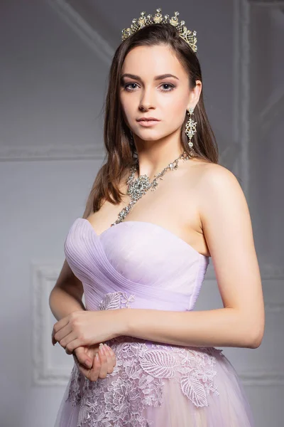 Stüdyoda poz veren güzel bir esmer.