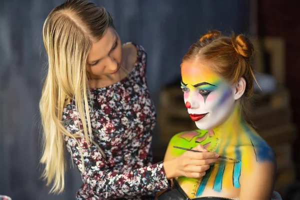 De kunstenaar past body art toe op een charmante vrouw — Stockfoto