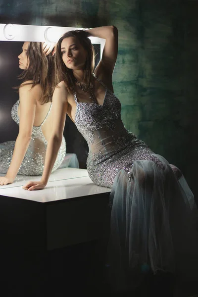 Lovely young brunette posing in a studio — Stock Photo, Image