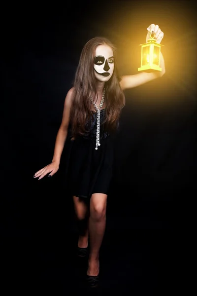 Halloween. Dziewczyna z latarką w ręku — Zdjęcie stockowe