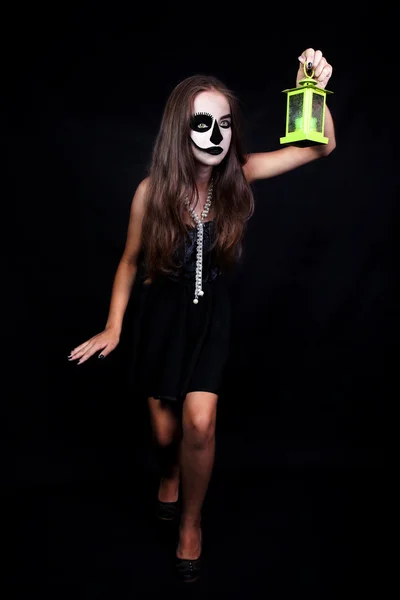Halloween. Mädchen mit Taschenlampe in der Hand — Stockfoto