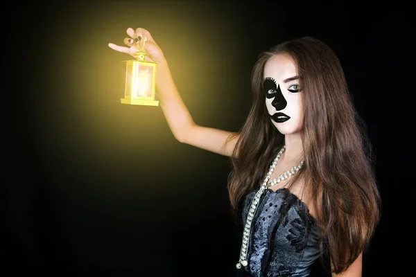 Halloween. Ragazza con una torcia in mano — Foto Stock