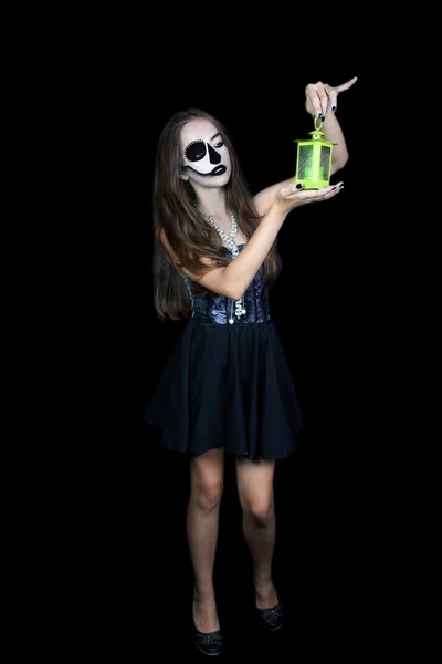 Halloween. Dívka s baterkou v ruce — Stock fotografie