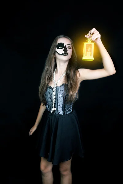 Хэллоуин. Девушка с фонариком в руке — стоковое фото