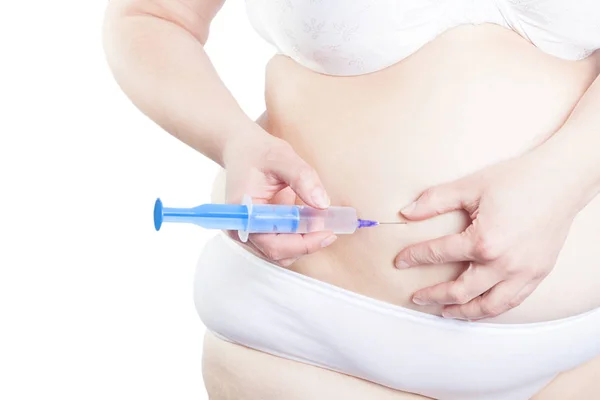A woman with overweight, obesity makes herself an injection in t — Stock Photo, Image