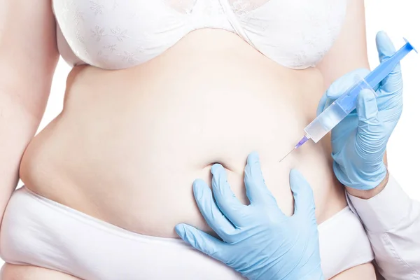 Doktor overwei bir kadınla karın içine bir enjeksiyon yapıyor