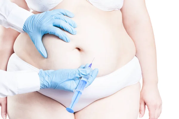 Médico hace una inyección en el vientre de una mujer con overwei Imagen De Stock
