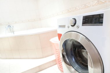 Çamaşır makinesi banyoda. Sığ alan derinliği.