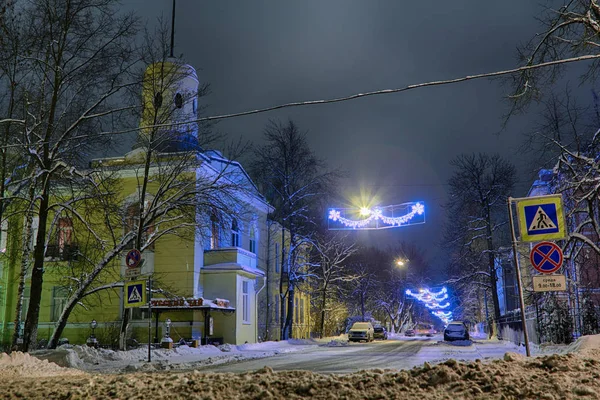 Vue de la rue du soir ou de la nuit à Tsarskoïe Selo Pouchkine, Saint-Pétersbourg, Russie Image En Vente