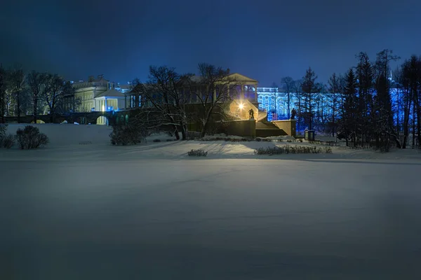 Pohled na večerní nebo noční Cameron galerie v parku Catherine. Carskoje Selo Puškin, Petrohrad, Rusko — Stock fotografie