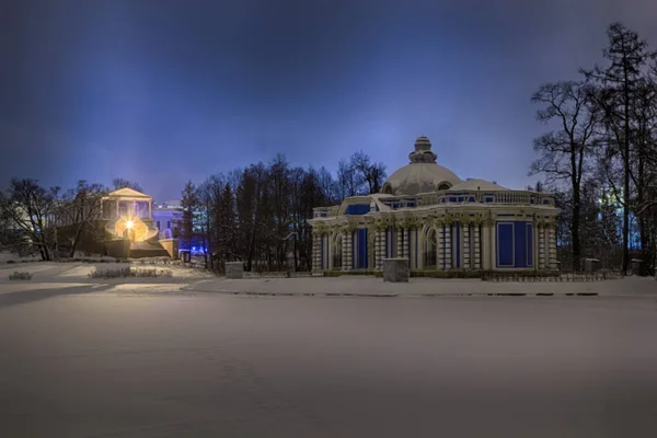 Pohled na večerní nebo noční Cameron galerie a Grot v parku Catherine. Carskoje Selo Puškin, Petrohrad, Rusko — Stock fotografie