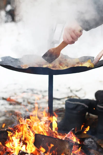 ジャガイモ鍋の火を調理します。 — ストック写真