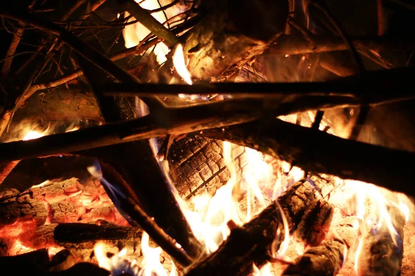 Groot vreugdevuur brand — Stockfoto
