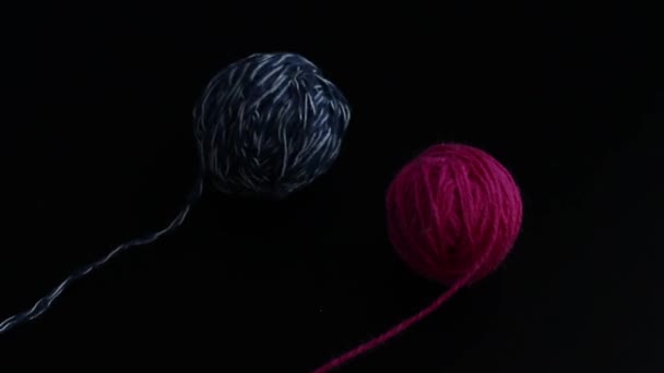 Quatre écheveaux de fils à tricoter — Video