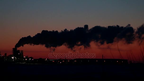 Sanayi kirliliği siluet günbatımı — Stok video
