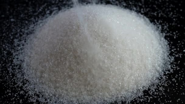 Açúcar derramar de volta fundo preto — Vídeo de Stock