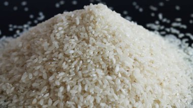 pirinç siyah arka plan yığını