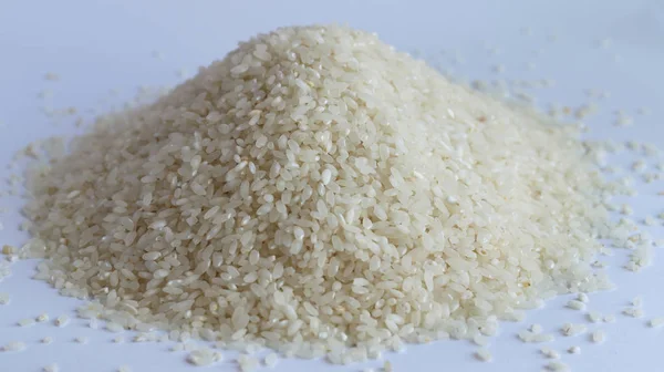 Haufen Reis weißer Hintergrund — Stockfoto