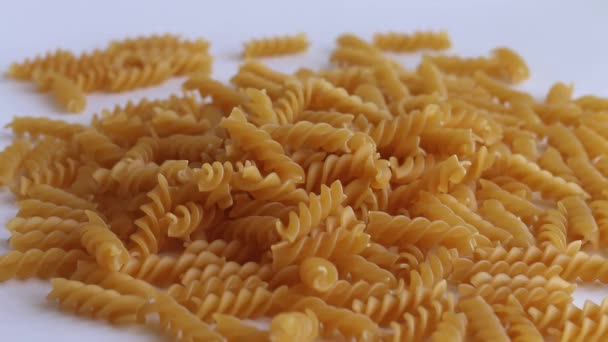 Pasta spiral faller tillbaka — Stockvideo