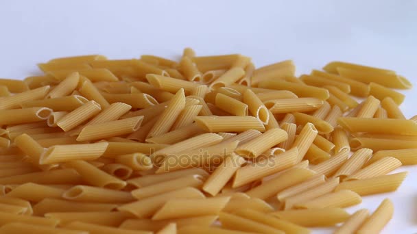 Pasta buis valt terug — Stockvideo