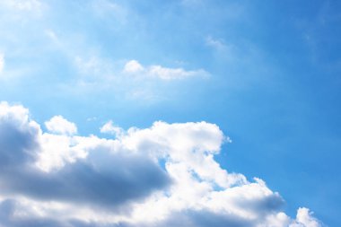 güneşli gökyüzü bulutlu