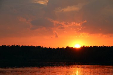 Gün batımı göl orman