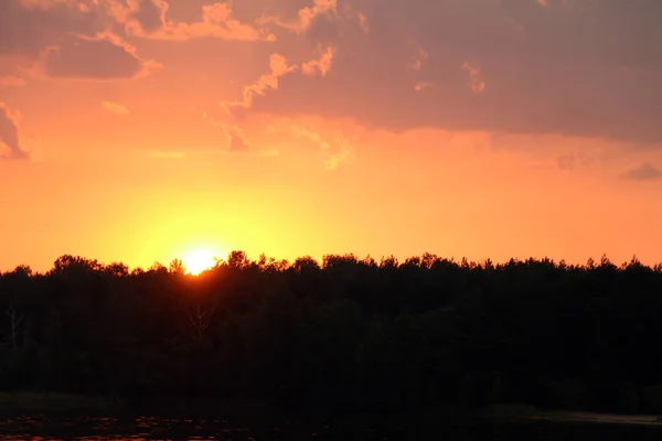 Thunderclouds coucher de soleil lac forestier — Photo