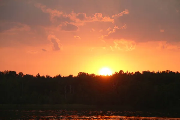 Coucher de soleil lac forestier — Photo