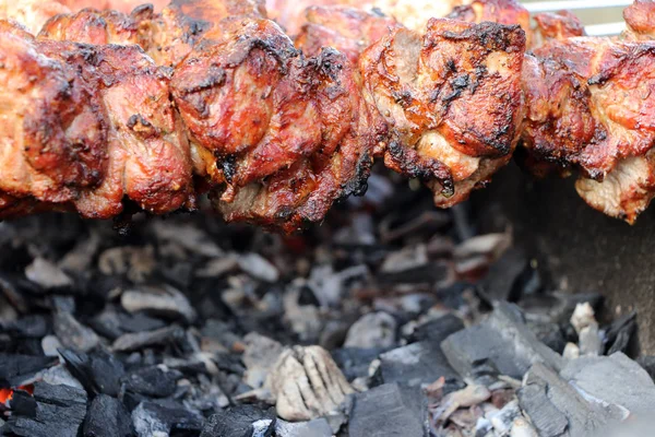 Shish kebab churrasco carvão braseiro — Fotografia de Stock