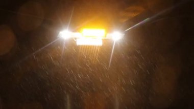 Geceleri yaya trafik ışığı yanıp söner