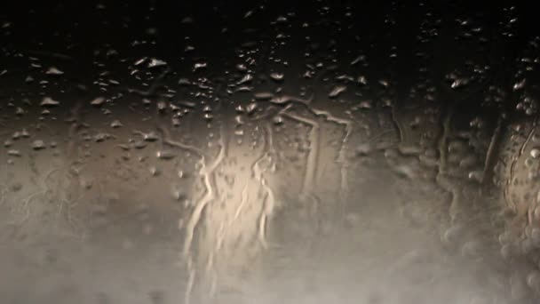 Pluie gouttes de neige dans la lumière de nuit — Video