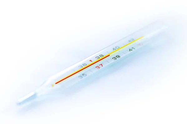 Termómetro muestra alta temperatura —  Fotos de Stock