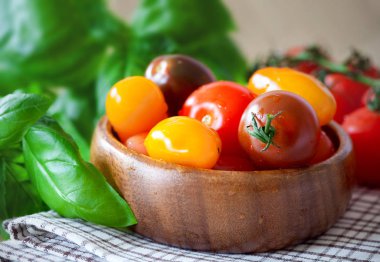 Ahşap kase taze kırmızı ve sarı domates 