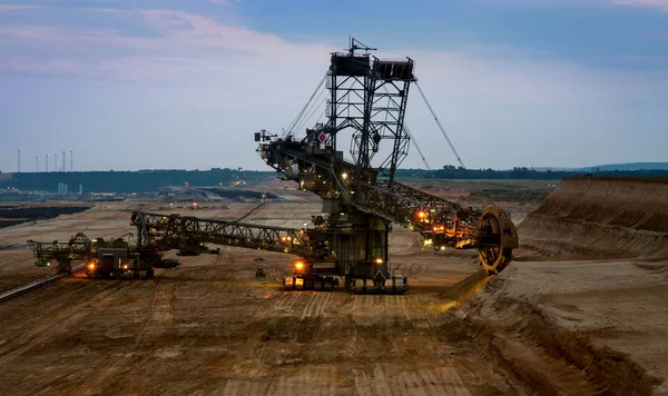 Günbatımı üzerinde kömür madeni, kova tekerlekli ekskavatör — Stok fotoğraf