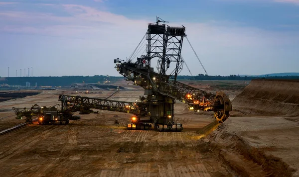 Emmer wiel graafmachine in de kolenmijn op de zonsondergang — Stockfoto