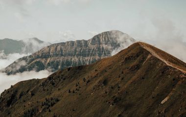 Minimalist peyzaj dağlar. Bulutlar dağ zirveleri
