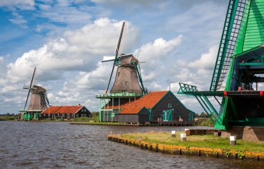Ünlü açık hava müzesinde Zaanse geleneksel Hollanda yel değirmenleri