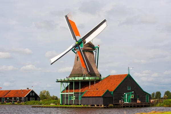 Tradycyjny holenderski wiatrak w znanym skansenie w Zaanse — Zdjęcie stockowe