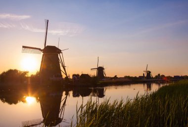 Günbatımı ile geleneksel Hollanda yel değirmenleri doğal