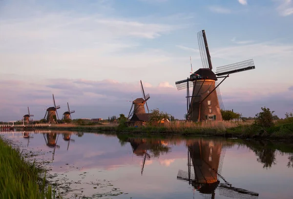 Puesta de sol con molinos de viento tradicionales holandeses en Kinderdijk — Foto de Stock