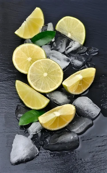 Citronskivor med is — Stockfoto