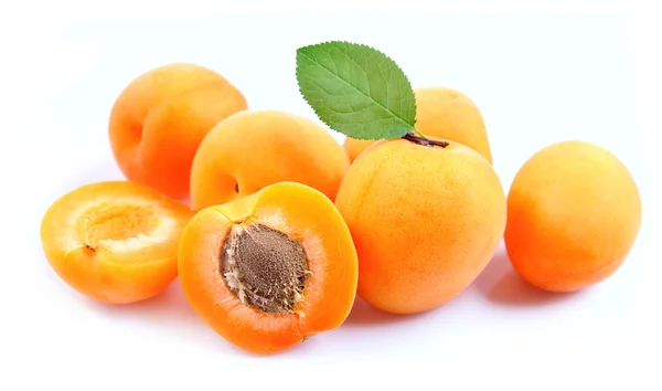 Söta aprikoser med blad — Stockfoto