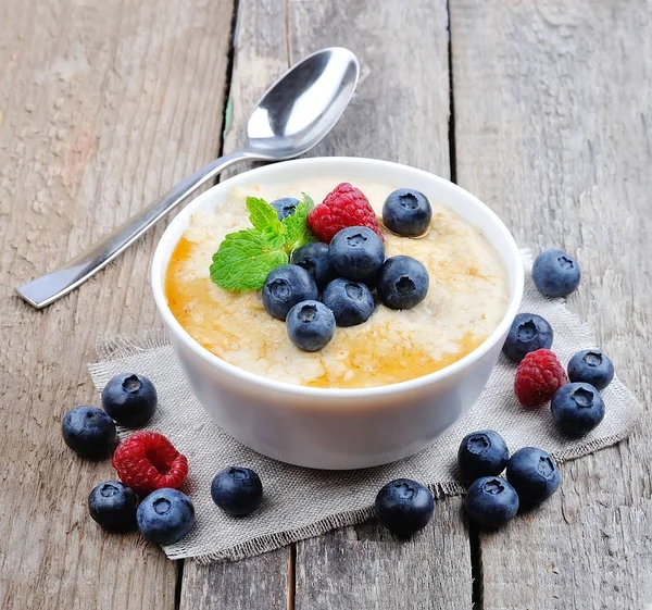 Avena de avena con mezcla de bayas — Foto de Stock