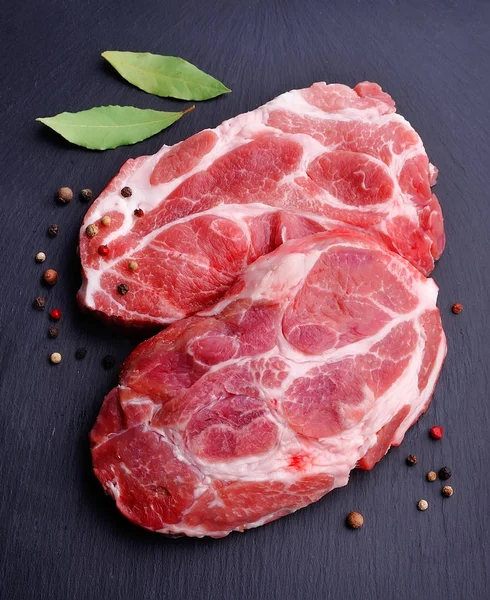 Ακατέργαστο κρέας με μπαχαρικό — Φωτογραφία Αρχείου