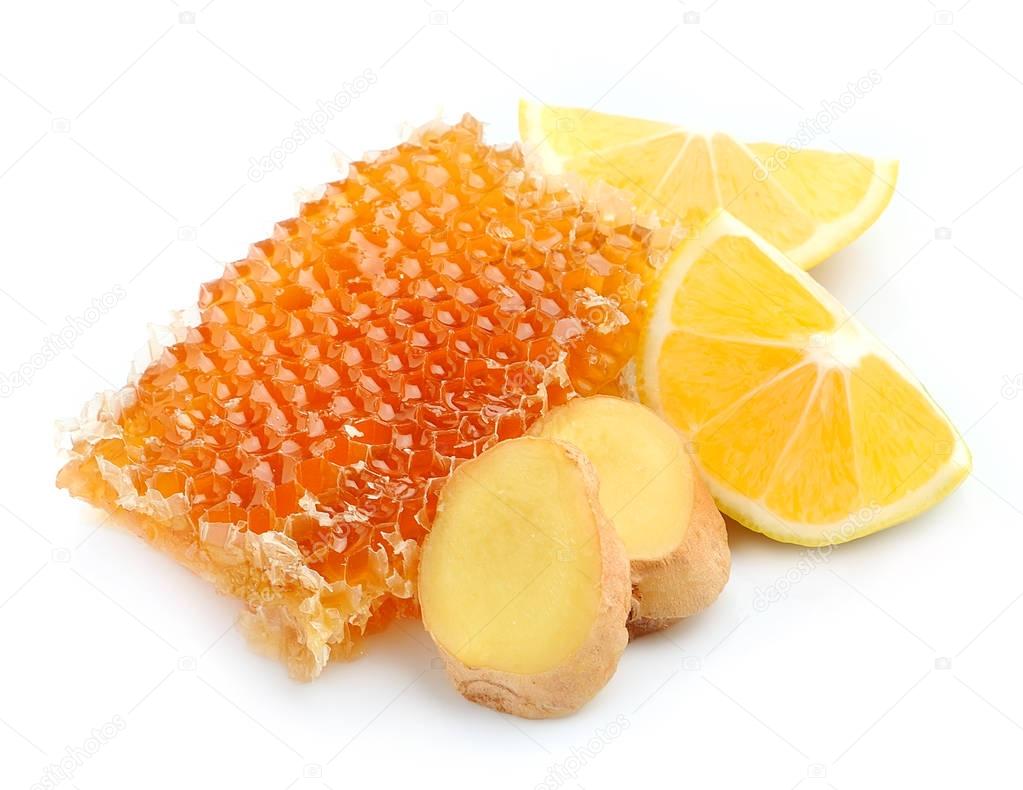 Honeycomb with lemons and ginger root